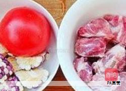 俗话说，吃饭要安安稳稳。河南信阳的余先生在家用餐时突然情绪失控，大声拍桌发怒，情绪波动很快失去控制。没过多久，他竟然说不出话来，喉咙像被什么东西卡住。家人赶紧送他就医，检查发现喉咙里卡着一枚青豆。医生本可直接处理，但结合患者既往病史，决定转院治疗。