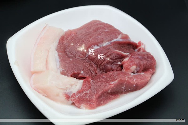 猪肉是日常餐桌上常见的蛋白质来源,口感细腻的猪肉适合蒸、炒、煮、炸、炖等多种烹饪方式。日常选材以五花肉、排骨居多,五花肉肥瘦相间,爆炒或红烧尤其出彩,排骨瘦肉较多、营养价值也很高,适合炖汤或清蒸。关于猪肉的营养价值,很多人会把注意力放在排骨上,但更值得关注的是筒子骨——猪腿部位的骨头,骨髓丰富,含有大量骨胶原,长期食用有助于增强体质。此外,筒子骨中的钙质也非常充足。因为腿部活跃,筒子骨带骨肉质地紧实,口感比普通猪肉更有嚼劲,且价格更实惠。挑选时,优选两头粗、中间细的棒骨,以确保骨髓丰盈。下面分享两道非常适合筒子骨的家常做法,营养美味,老少皆宜。 猪肉是日常餐桌上常见的蛋白质来源,口感细腻的猪肉适合蒸、炒、煮、炸、炖等多种烹饪方式。日常选材以五花肉、排骨居多,五花肉肥瘦相间,爆炒或红烧尤其出彩,排骨瘦肉较多、营养价值也很高,适合炖汤或清蒸。关于猪肉的营养价值,很多人会把注意力放在排骨上,但更值得关注的是筒子骨——猪腿部位的骨头,骨髓丰富,含有大量骨胶原,长期食用有助于增强体质。此外,筒子骨中的钙质也非常充足。因为腿部活跃,筒子骨带骨肉质地紧实,口感比普通猪肉更有嚼劲,且价格更实惠。挑选时,优选两头粗、中间细的棒骨,以确保骨髓丰盈。下面分享两道非常适合筒子骨的家常做法,营养美味,老少皆宜。