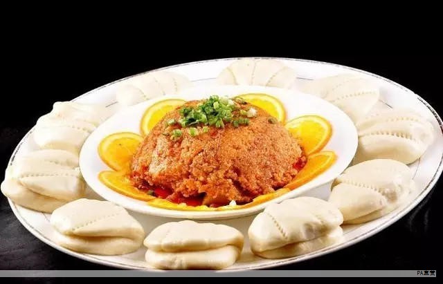 当前正是新鲜青豆上市的季节，因口感软糯，许多人喜爱品尝，但并非人人都适合食用。