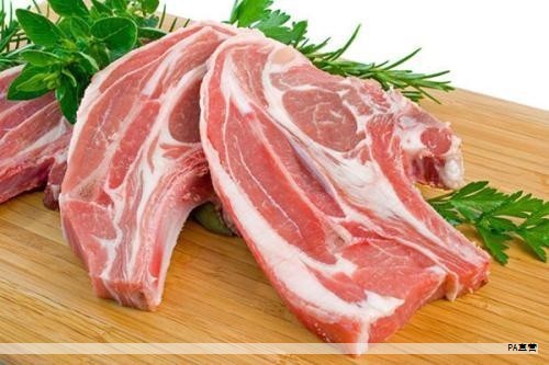 成都的年味，往往从一条香肠开始在街巷里蔓延开来。每到年底，成都人把香肠挂在阳台，红艳的色彩与冬日的空气交织，成为走亲访友、辞旧迎新的重要背景。