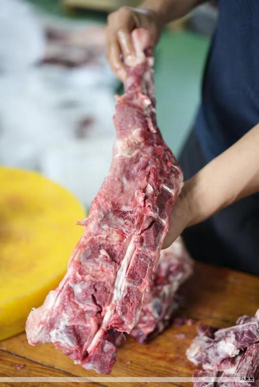 土豆既可作为主食，也能用于多样的菜肴中。它富含多种营养，具有多重保健作用，适合日常膳食搭配。