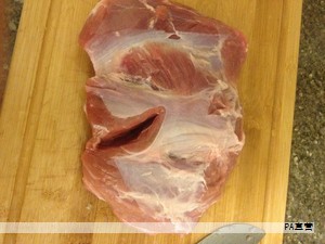 猪肉在日常饮食和节日餐桌上都很常见，成为许多家庭的必备菜肴之一。最近网络上出现了一头极具争议的肌肉型猪，其躯干几乎被肌肉覆盖，外观像经过长期训练的健美选手，因而引发了广泛关注与讨论。