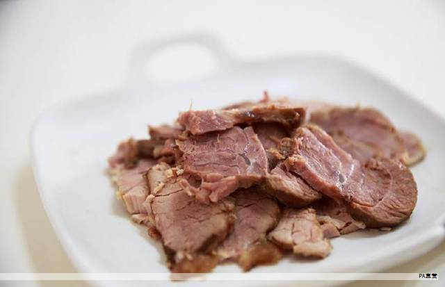 冬季养生进补，猪肚和牛肚是很受欢迎的选择。要让它们口感鲜美、气味清新，清洗和烹调的技巧很关键。下面两道菜由经验丰富的大厨精心演示，既有家常风味，又兼具美味与营养。