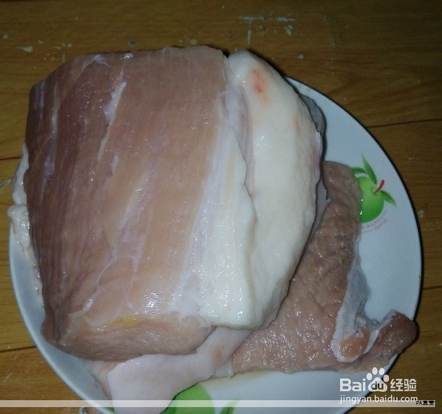 作为常用调味蔬菜，大葱价格近期持续上涨，市场氛围逐渐紧张。节前价格走高，哈市蔬菜市场的大葱报价大多在每斤7元左右，部分超市接近10元。相比去年同期，价格显著抬升，去年大葱的行情多在每斤4元左右。