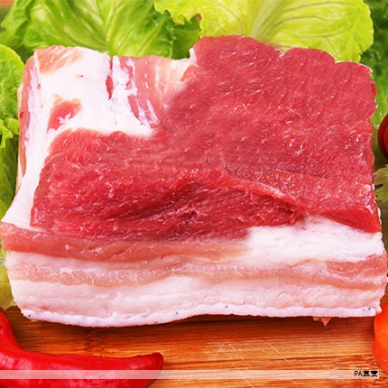 猪场常用的给药注射方式主要有三类：肌肉注射、腹腔注射和穴位注射。不同方式对应的部位和要点不同，需严格按规范操作，以确保药效和动物安全。