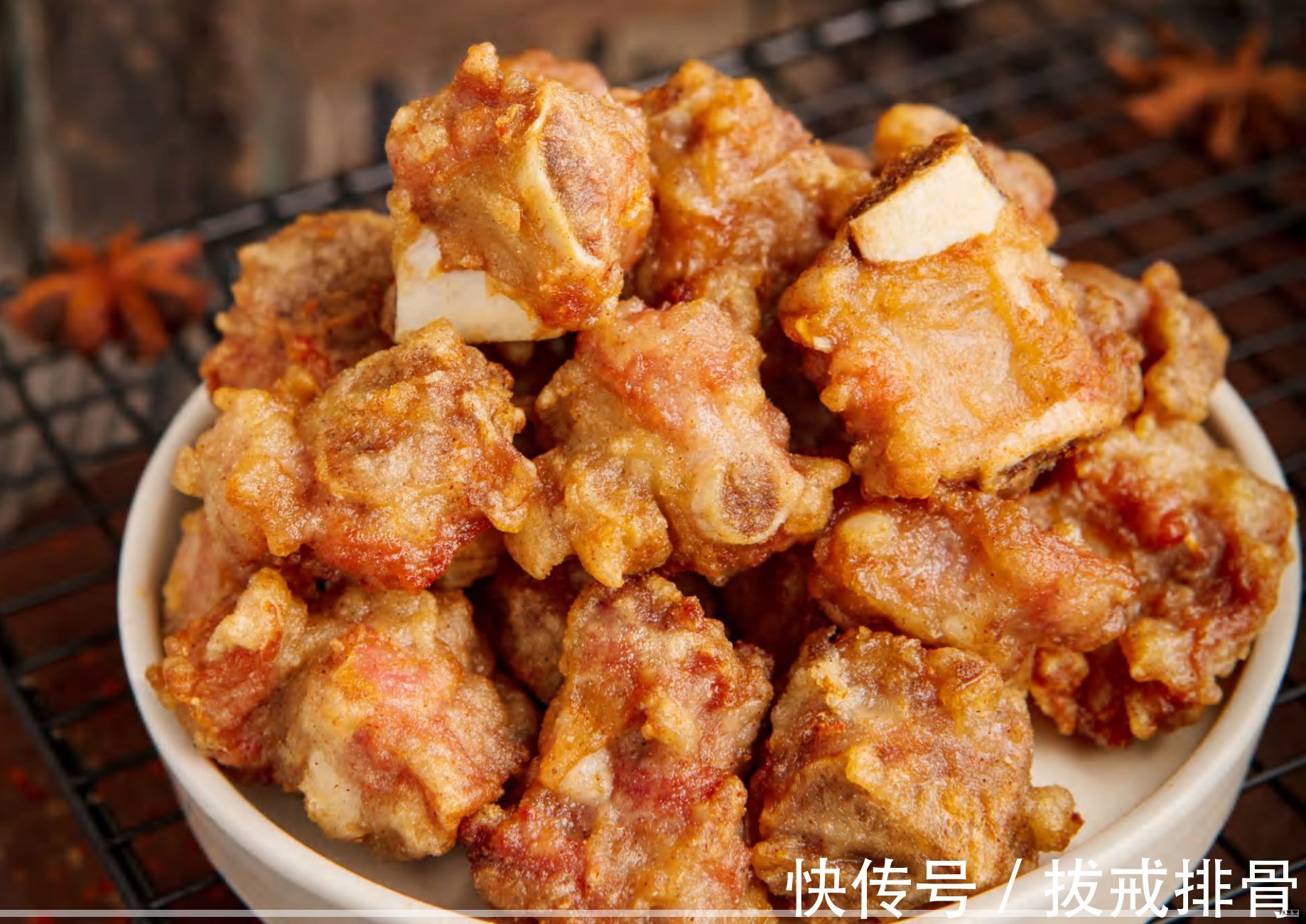 在当前小学阶段，一种塑料仿刀玩具“萝卜刀”备受学生群体追捧。其外形类似胡萝卜，凭借自重力原理可让刀片弹出再回收，被不少孩子视作解闷和发泄情绪的娱乐工具，也因此被称作重力型萝卜刀。