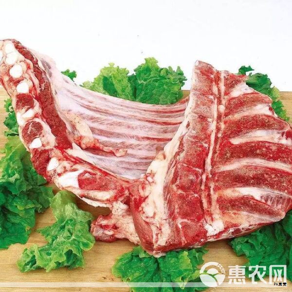 广东人对叉烧的热爱深入骨髓,叉烧早已成为街头巷尾共同的记忆。不只是外出就餐会点,它还往往牵引着人们在回家路上顺手带走的一份家常滋味。于是港式点心里产生了叉烧肠粉、叉烧包、叉烧酥等多种小吃。其中,叉烧酥以薄脆的外皮和丰盈的内馅著称,刚入口便能感受到酥脆与香浓的对比。 广东人对叉烧的热爱深入骨髓,叉烧早已成为街头巷尾共同的记忆。不只是外出就餐会点,它还往往牵引着人们在回家路上顺手带走的一份家常滋味。于是港式点心里产生了叉烧肠粉、叉烧包、叉烧酥等多种小吃。其中,叉烧酥以薄脆的外皮和丰盈的内馅著称,刚入口便能感受到酥脆与香浓的对比。