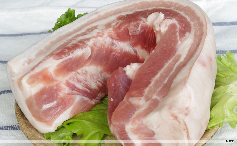 随着近年猪肉分割的兴起，市场上按部位购买更加便捷。不同部位适合的用途各有侧重，五花肉是其中容易混淆的一个部位。买肉时需区分上五花和下五花，以避免买错影响口感和性价比。