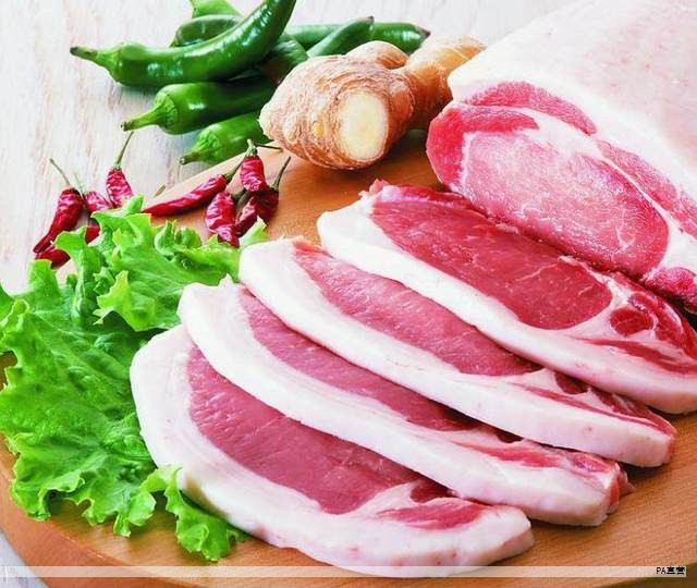 冬季来临，排骨成为经典的滋补佳品。如果你也爱吃排骨，下面的选购与烹饪要点值得了解。排骨在买时分为前排和后排，两者各有特色，选对用途，口感更出众。