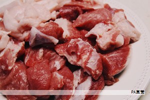 冬天的来临往往以一个字来形容——冷。立冬作为二十四节气之一，标志着冬季正式开启，同时承载着丰富的民俗与记忆。如今繁忙的生活让人难以完全遵循往日的习俗，但人们仍会在心底保留那些温暖的片段。