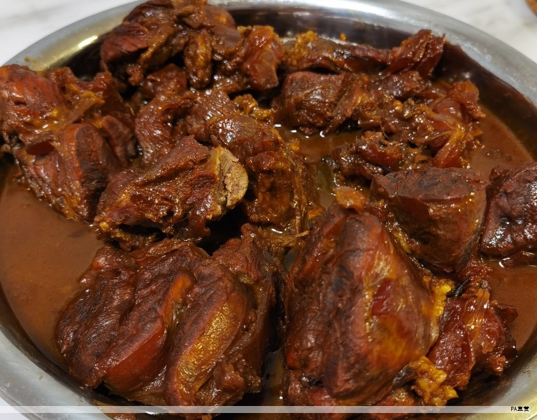 春节后，猪价持续低迷，外三元与内三元的均价仍在回落。外三元均价约15.10元/公斤，较前日下跌约0.43元；内三元均价约14.77元/公斤，较前日下跌约0.31元。与此同时，生猪主力合约出现大幅下挫，日内跌幅居前，市场对后市的担忧加剧。