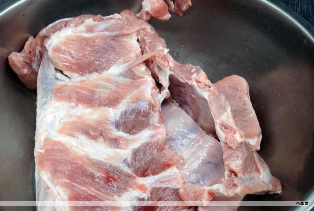 肉是餐桌上常见的美味,也是均衡膳食的一部分。适量摄入肉类能提供优质蛋白和铁等营养,但若选肉不当或处理不当,往往会变得干硬、口感差。究竟什么肉最好吃?肉在什么阶段最嫩、最香?下面以猪肉为例,介绍选肉与烹调的小技巧,帮助你做出更美味的肉菜。 肉是餐桌上常见的美味,也是均衡膳食的一部分。适量摄入肉类能提供优质蛋白和铁等营养,但若选肉不当或处理不当,往往会变得干硬、口感差。究竟什么肉最好吃?肉在什么阶段最嫩、最香?下面以猪肉为例,介绍选肉与烹调的小技巧,帮助你做出更美味的肉菜。