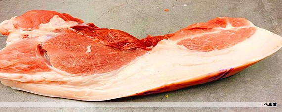 章丘大葱文化旅游节在明水古城游客中心广场举行,现场举行的“葱状元”评选成为焦点。来自绣惠街道王金村的宋光宝凭借一根2.586米的大葱夺冠,超越纪录保持者2.532米的吉尼斯全球最高葱纪录。这也是他个人第十次问鼎“葱王”。据悉,奖葱的高度、葱白长度、葱白直径和单株重量等四项指标经专业评测后综合定分,最终以这根超长葱夺冠。 章丘大葱文化旅游节在明水古城游客中心广场举行,现场举行的“葱状元”评选成为焦点。来自绣惠街道王金村的宋光宝凭借一根2.586米的大葱夺冠,超越纪录保持者2.532米的吉尼斯全球最高葱纪录。这也是他个人第十次问鼎“葱王”。据悉,奖葱的高度、葱白长度、葱白直径和单株重量等四项指标经专业评测后综合定分,最终以这根超长葱夺冠。