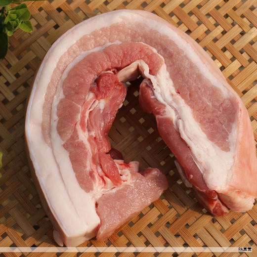 冬季选肉时,前腿肉和后腿肉的差别往往被忽视,但确实影响口感与用途。猪肉价格亲民、风味丰富,是日常餐桌上的常客,和其他肉类相比更具性价比。日常炒菜、搭配蔬菜、做红烧或卤煮时,猪肉往往是主角之一,选对部位就能让成菜口感更贴近心意。 冬季选肉时,前腿肉和后腿肉的差别往往被忽视,但确实影响口感与用途。猪肉价格亲民、风味丰富,是日常餐桌上的常客,和其他肉类相比更具性价比。日常炒菜、搭配蔬菜、做红烧或卤煮时,猪肉往往是主角之一,选对部位就能让成菜口感更贴近心意。