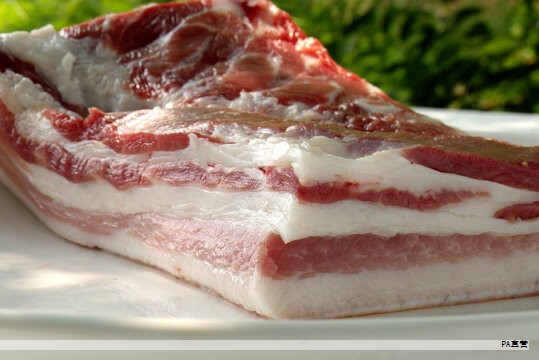 近期在鹤岗市出现“极低价购房”的传闻，引发关注。经多方走访与对比，确有价格异常的房源存在，但这些房源并非普通商品房，属于保障性住房的回迁安置房，市场交易风险较高，且并不符合一般购房者的常规买房路径。