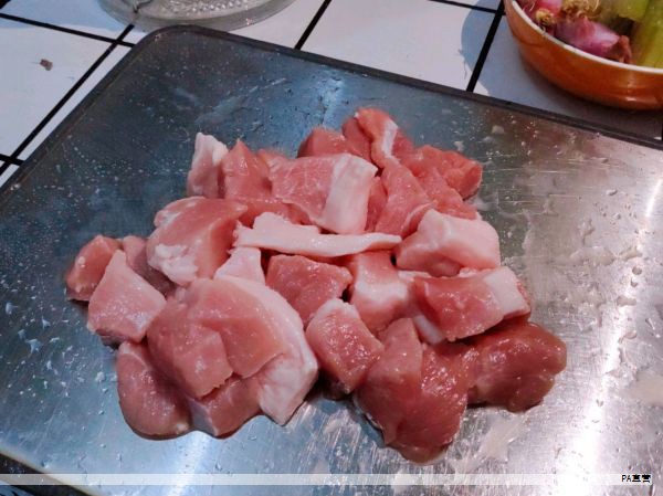 在日常餐桌上,猪肉是常见的肉类之一,常见部位包括蹄部、肩胛、背脊和腹部等。关于猪肉的吃法,社会上存在不同观点:有声称某些部位不宜食用、内脏胆固醇较高等说法;也有认为猪肉制作方便,价格波动也影响购买热情。下面就把猪身上的主要部位、禁吃部位以及食用建议说清楚,帮助大家更理性选购与烹饪。 在日常餐桌上,猪肉是常见的肉类之一,常见部位包括蹄部、肩胛、背脊和腹部等。关于猪肉的吃法,社会上存在不同观点:有声称某些部位不宜食用、内脏胆固醇较高等说法;也有认为猪肉制作方便,价格波动也影响购买热情。下面就把猪身上的主要部位、禁吃部位以及食用建议说清楚,帮助大家更理性选购与烹饪。