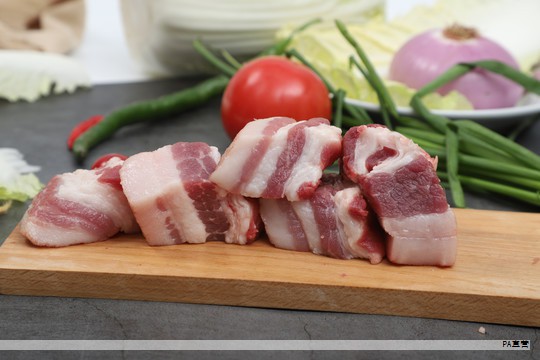 海盐地区举行青梗菜育繁推新品种现场观摩会，聚焦优质新品种的推广应用与产业化发展，提升蔬菜种植效益。与会的海盐、宁波等地农艺师与专家围绕示范推广情况进行介绍，分享在品种选择、栽培技术、病虫害防治等方面的经验与做法。