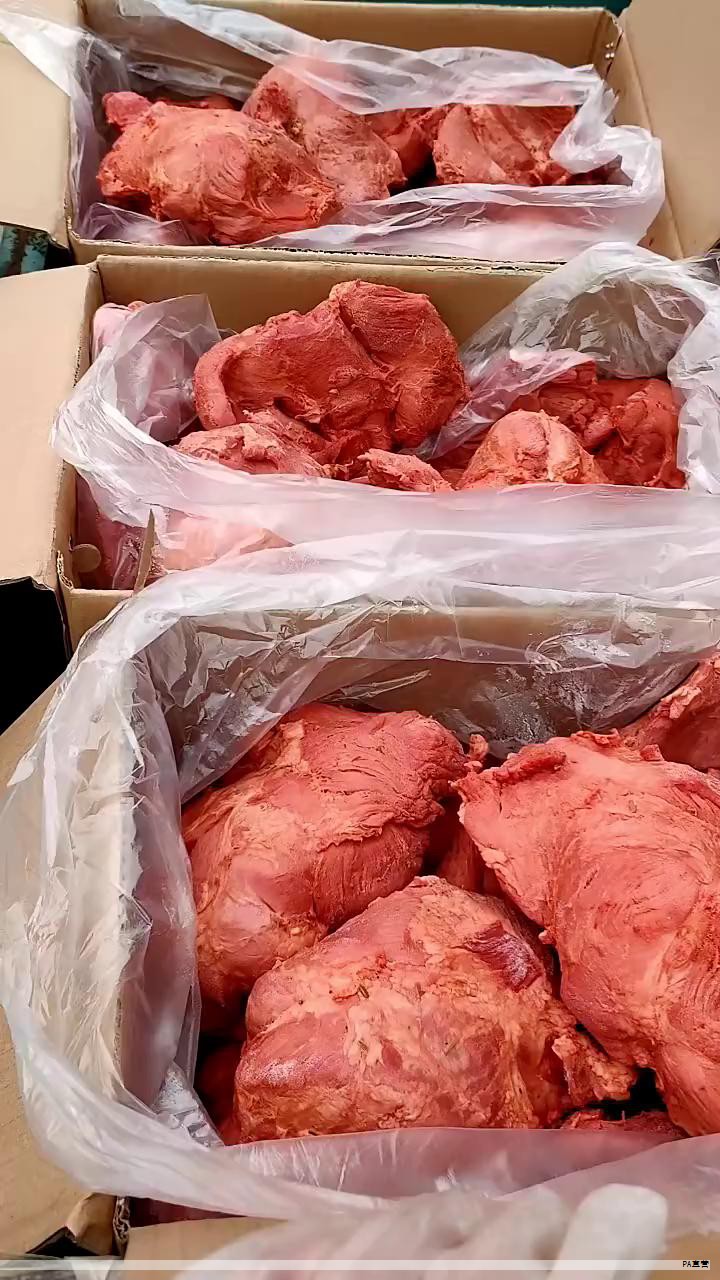 伊比利亚生火腿,以其卓越的品质和独特风味,荣登全球火腿的巅峰,成为众多美食爱好者梦寐以求的珍馐。它为何能够在众多火腿品类中脱颖而出,成为顶级存在?关键在于其原材料——伊比利亚猪的独特养殖环境和严格的制作工艺。 伊比利亚生火腿,以其卓越的品质和独特风味,荣登全球火腿的巅峰,成为众多美食爱好者梦寐以求的珍馐。它为何能够在众多火腿品类中脱颖而出,成为顶级存在?关键在于其原材料——伊比利亚猪的独特养殖环境和严格的制作工艺。