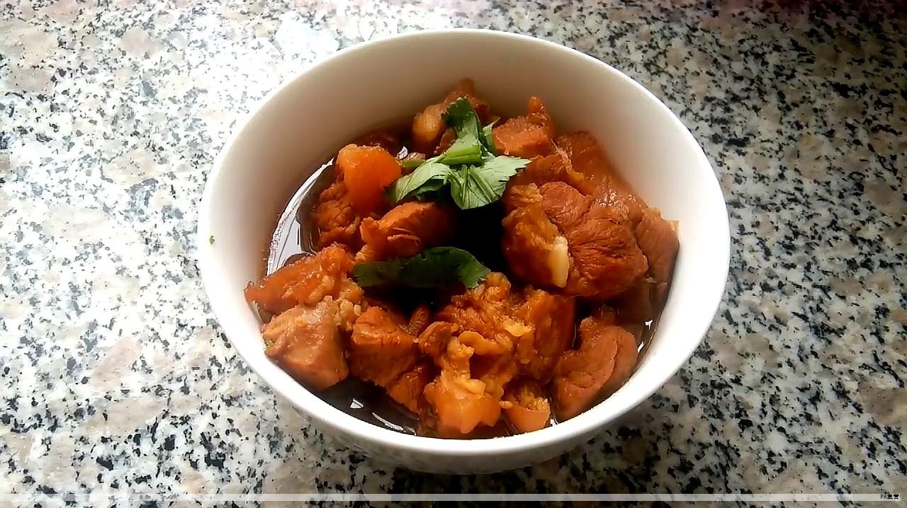 监控画面显示，一名送菜员在电梯内突然情绪失控，双手多次拍打电梯门。报料人称他误以为自己被困，错用钥匙敲击电梯门。此事发生在此前的一段时间内。