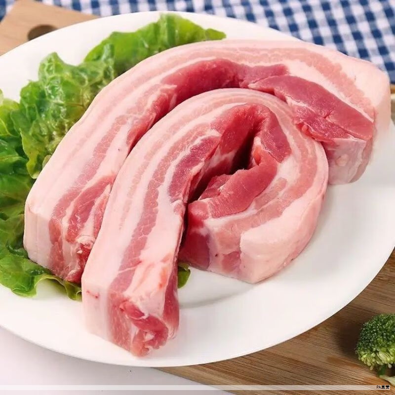 随着新年的脚步临近，家家户户忙着备年货，香肠作为年味的重要象征，被赋予了更多的情感与期待。经历了从腌制、风干到挂满阳台的忙碌，今年的香肠更像是一份关于团圆与丰年的寄托。