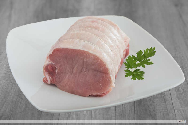 首例人猪异种心脏移植的死亡原因长期未定，最新进展显示在患者体内检测到一种来自猪的病毒，为死因研究提供了新的线索。参与团队的负责人表示，确实发现了可能对人体产生不良影响的猪病毒。猪体内存在多种病毒，通常不会直接引发病变；但在高度免疫抑制的条件下，某些病毒的潜在作用可能被释放，带来不可预测的风险。