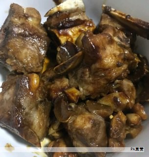 在快节奏的现代生活中，许多家庭都在寻找既美味又健康的餐食方案。今天推荐一款来自山东的高品质生鲜食材——得利斯黑猪精肋排。这不仅是一块肋排，更代表着对生活品质的追求。