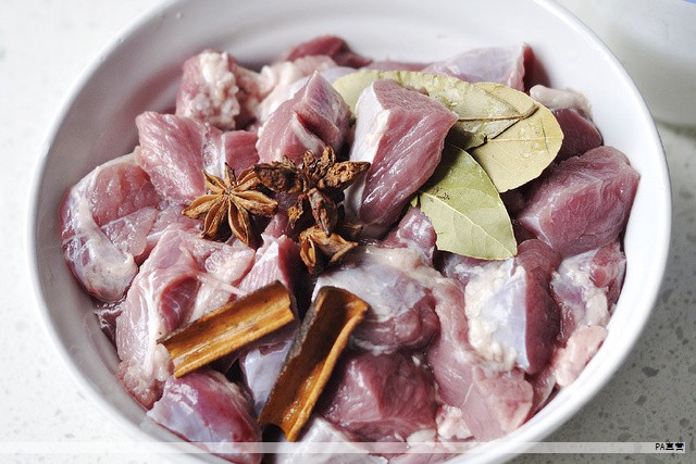 年后猪肉价格相对稳定,各部位价格差异较大:前腿肉约10元/斤,后腿肉约11元,五花肉约12元,排骨约20元,猪肚和猪蹄约28元。选对部位,既省钱又能吃到好口感。下面介绍几种性价比高、风味不错的部位和做法。 年后猪肉价格相对稳定,各部位价格差异较大:前腿肉约10元/斤,后腿肉约11元,五花肉约12元,排骨约20元,猪肚和猪蹄约28元。选对部位,既省钱又能吃到好口感。下面介绍几种性价比高、风味不错的部位和做法。