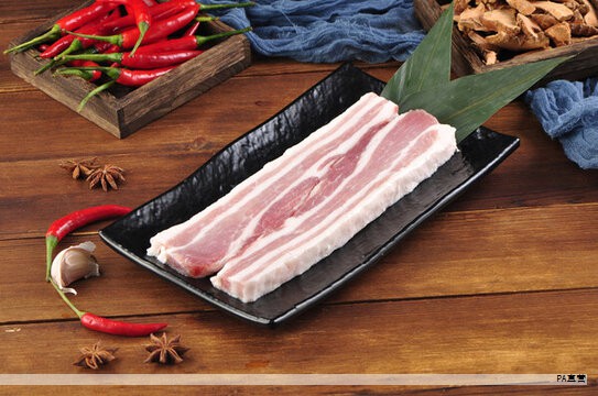 鸡肉肉质细嫩，鲜美可口，既适合热炒、炖汤，也能凉拌食用；作为高蛋白、低脂肪的肉类，易于消化吸收，是日常膳食中的优质蛋白来源。