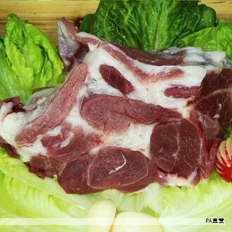 围绕农业技术如何赋能食用菌产业、数字技术如何提升农产品文化内涵与绿色消费附加值、促进农民增收的主题,一场科普宣传活动在京城举行。活动以“走进京郊蘑菇园 探秘小蘑菇里的大产业”为题,邀请民众代表、农业专家、摄影爱好者及新媒体达人参观顺义区农科所陀头庙示范基地和龙湾巧嫂果品产销合作社,了解食用菌制棒原料、制棒设备、生产工艺、科普基地建设等情况,揭示食用菌生产的高效益、低耕地、低用水等绿色低碳循环特征,以及北京市在推动都市现代农业、做强食用菌产业、带动农民增收方面取得的成效。 围绕农业技术如何赋能食用菌产业、数字技术如何提升农产品文化内涵与绿色消费附加值、促进农民增收的主题,一场科普宣传活动在京城举行。活动以“走进京郊蘑菇园 探秘小蘑菇里的大产业”为题,邀请民众代表、农业专家、摄影爱好者及新媒体达人参观顺义区农科所陀头庙示范基地和龙湾巧嫂果品产销合作社,了解食用菌制棒原料、制棒设备、生产工艺、科普基地建设等情况,揭示食用菌生产的高效益、低耕地、低用水等绿色低碳循环特征,以及北京市在推动都市现代农业、做强食用菌产业、带动农民增收方面取得的成效。