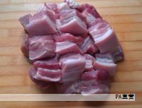 年末年初,买年货成了不少家庭的共同任务。猪肉作为年夜饭的核心原料,涉及炖煮、包饺子、腌制腊肉等多种做法,挑对肉源则能让菜品口感更出色、营养更均衡。以下是一些在选购时值得留意的实用建议,帮助中老年朋友避开常见误区,买到健康美味的猪肉。 年末年初,买年货成了不少家庭的共同任务。猪肉作为年夜饭的核心原料,涉及炖煮、包饺子、腌制腊肉等多种做法,挑对肉源则能让菜品口感更出色、营养更均衡。以下是一些在选购时值得留意的实用建议,帮助中老年朋友避开常见误区,买到健康美味的猪肉。