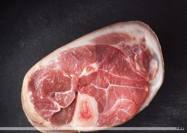 乌兰察布以阴山山脉为依托，昼夜温差大、日照充足，形成了土豆的黄金种植带，产量接近自治区的一半以上。近期，察右后旗迎来土豆丰收的高峰期。