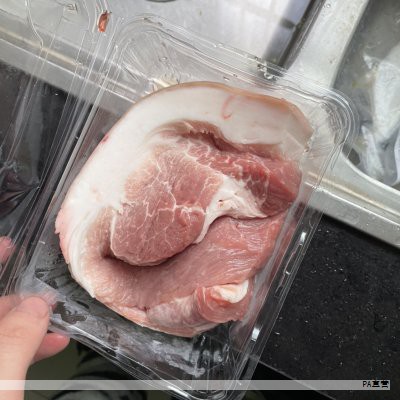 在日常买猪肉时，很多朋友会遇到前腿肉和后腿肉这两个部位的选择难题。来自有丰富从业经验的师傅总结，选肉要根据烹饪需求来决定，才能吃到更美味的菜肴。