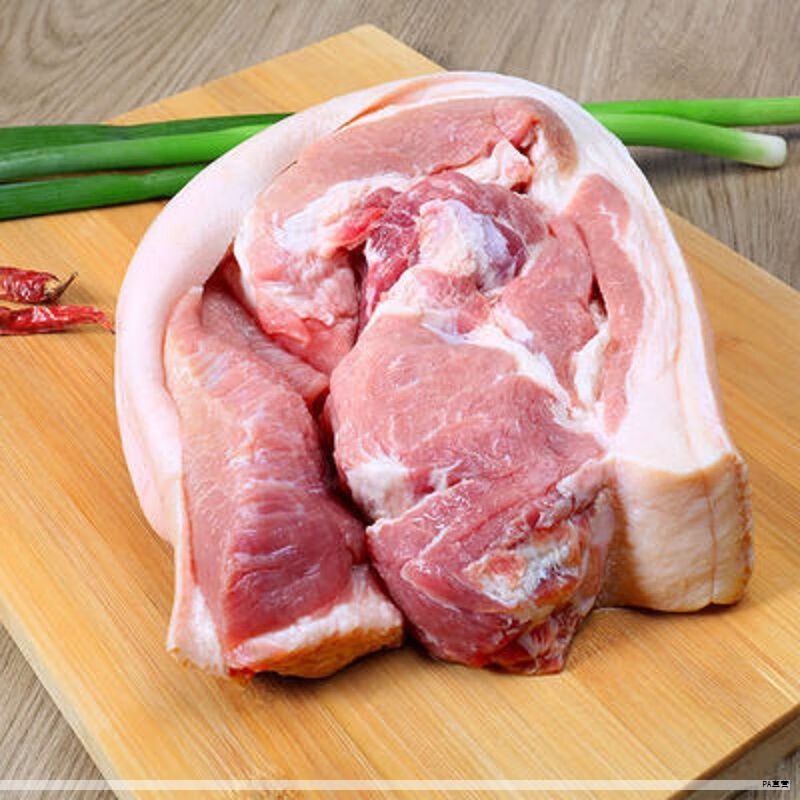 明初的盛宴传说中，沈万三宴请贵宾的万三蹄以其香浓软糯闻名，如今已成为江南地区广受欢迎的传统名菜。精选猪蹄为主料，口感层次丰富，皮薄肉嫩，汤汁红亮，香气四溢。