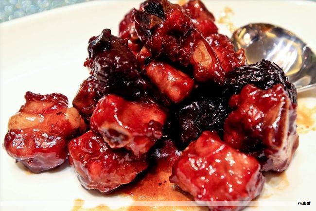 骨架大小直接决定猪只的生长潜力。对比两头体态相近的猪，因身高差异达13厘米，体重却相差显著，说明越大的骨架能够承载更多肌肉，肥育的空间与潜力也越大。因此，想让猪快速增重，必须先扩大骨架，再进行育肥，才能获得更高的出栏重量和经济回报。