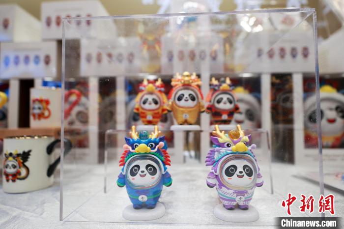 从冰墩墩到龙墩墩：顶流如何在龙年焕新并走向