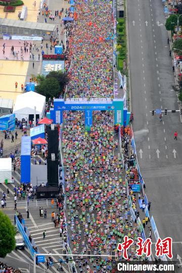 六盘水2024清凉马拉松汇聚全球约三万二千名选手