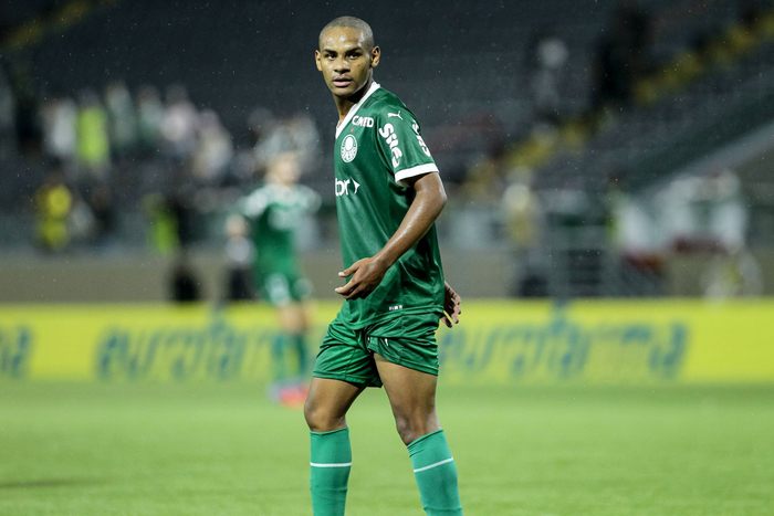 16岁巴西新星孔塞桑引曼城巴萨争夺，4000万转会